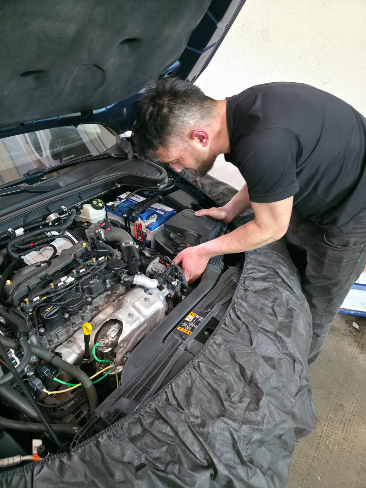 Bahar Oto Servis ustası motor bakımı yaparken